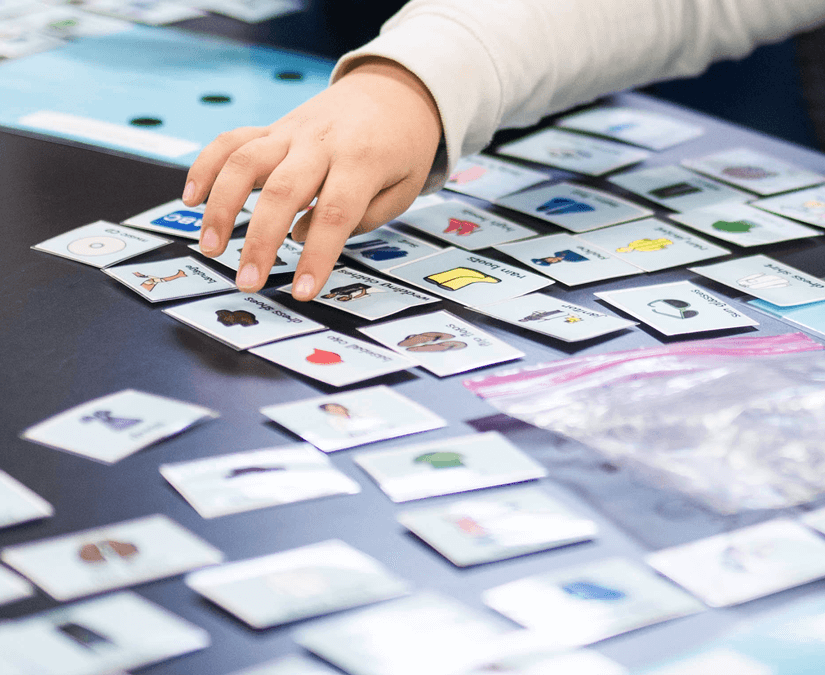 PCS 符号被剪下并用于课堂活动